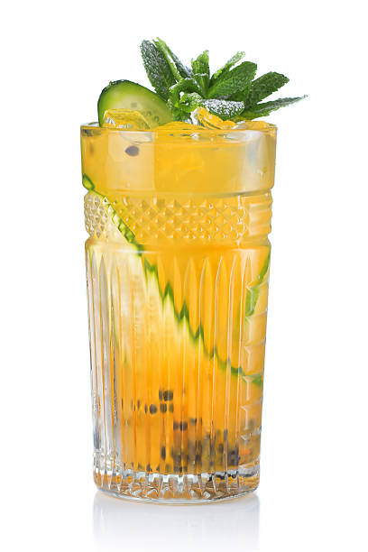 żółty alkoholu koktajl z męczennica jadalna na białym tle - green smoothie single object cold drink isolated on green zdjęcia i obrazy z banku zdjęć
