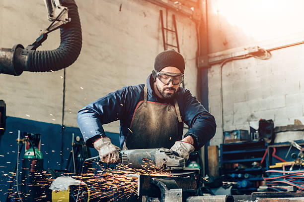 arbeiter auf einer workshop - blacksmith stock-fotos und bilder