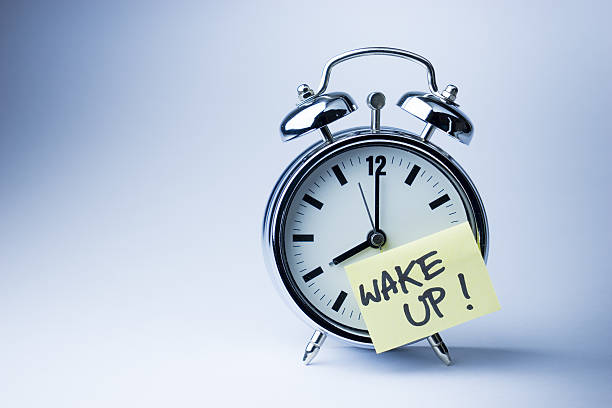 istock Alarm clock with sticky paper note on white background 510955757