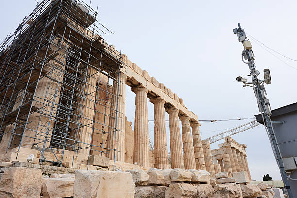 камеры безопасности на парфенон - scaffolding ancient construction site athens greece стоковые фото и изображения