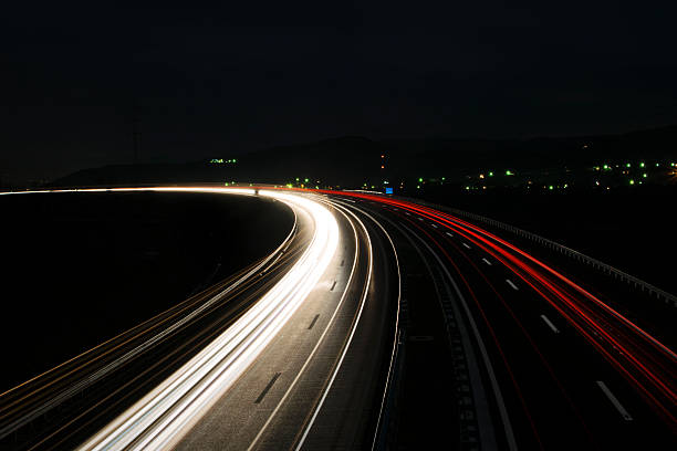 vitesse matin, flou de mouvement de trafic en l'europe - traffic blurred motion multiple lane highway night photos et images de collection