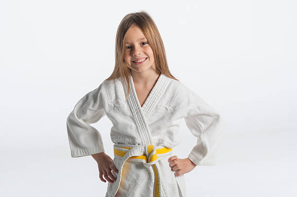 niña pequeña judo - karate child judo belt fotografías e imágenes de stock