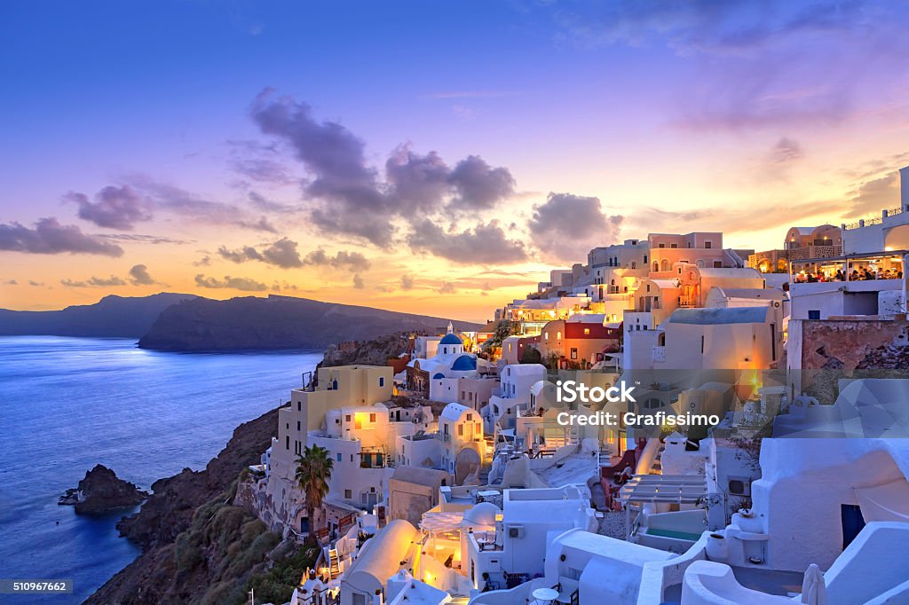 Santorini puesta de sol en amanecer aldea de Oia Grecia - Foto de stock de Grecia - Europa del sur libre de derechos