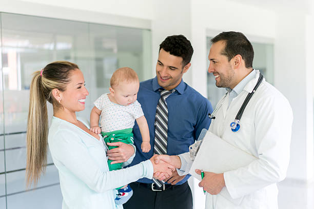 medico di famiglia in ospedale - unknown gender foto e immagini stock