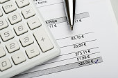 rechnung-mit-taschenrechner-und-stift.jp