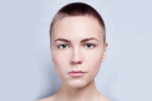 beautiful face young woman clean fresh skin close up - kaal geschoren hoofd stockfoto's en -beelden