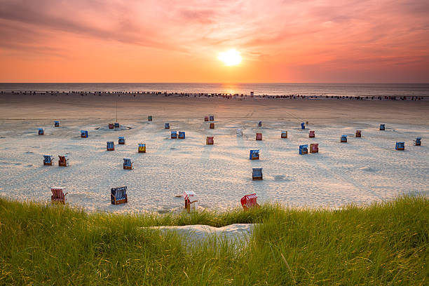 hooded beachchair at sunset - duitse noordzeekust stockfoto's en -beelden