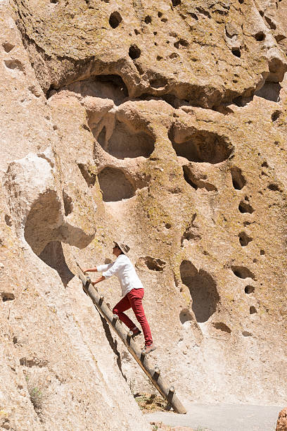 erkunden sie die ruinen des bandelier national monument - bandelier national monument stock-fotos und bilder