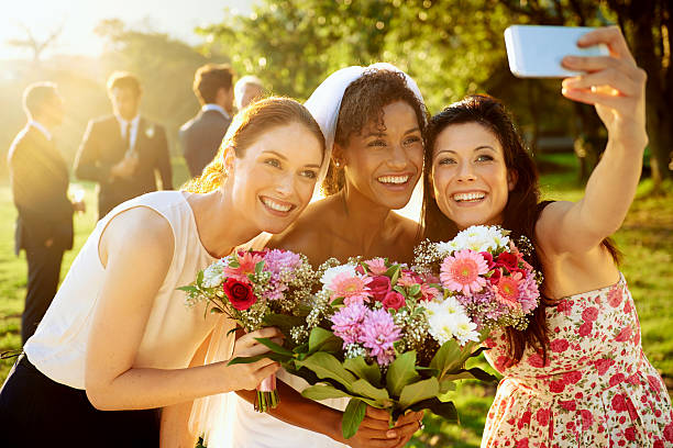 todo es mejor cuando comparta con amigos. - wedding reception wedding bride bridesmaid fotografías e imágenes de stock