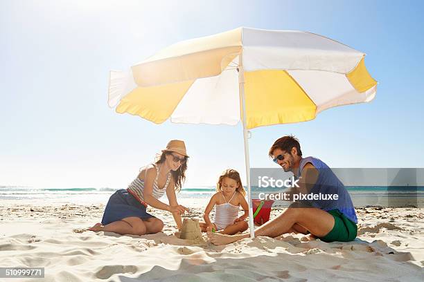 Damit Ihr Kleines Mädchen Bauen Sie Eine Sandburg Stockfoto und mehr Bilder von Familie - Familie, Strand, Strandurlaub