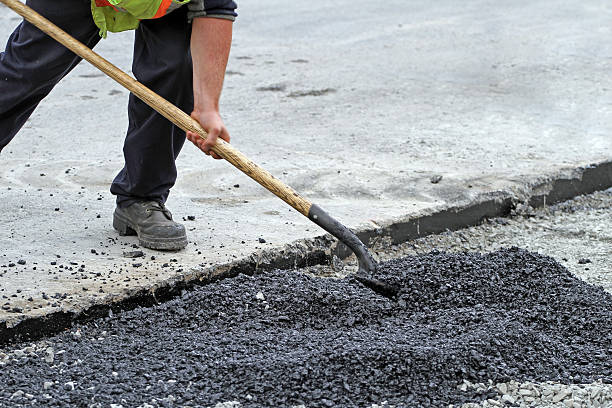 istock Shovelling Hot Asphalt On A Road Repair Site 511009208