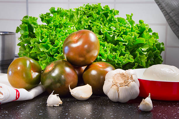 tomates com lattuce, alho, muçarela - lattuce - fotografias e filmes do acervo