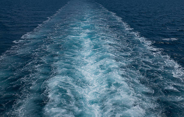 navio trilhos no mar azul - daily cruiser imagens e fotografias de stock