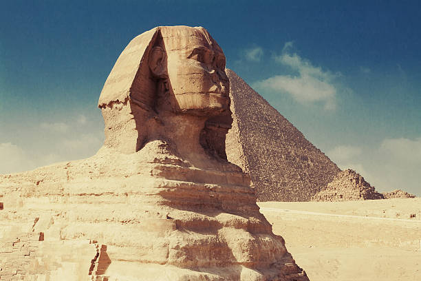 сфинкс из гиза - tourist egypt pyramid pyramid shape стоковые фото и изображения