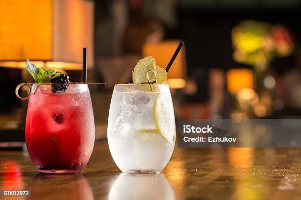 Zwei Gläser Gefroren Limonade Stockfoto und mehr Bilder von Lokal - Lokal, Cocktail, Bartresen