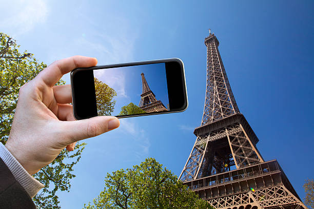 istock Taking picture of Paris - the Eiffel Tower 511014334