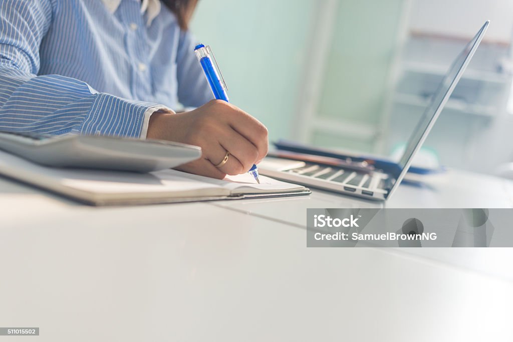 Cerrar de mano de mujer de negocios escribir notas en su oficina - Foto de stock de Escribir libre de derechos