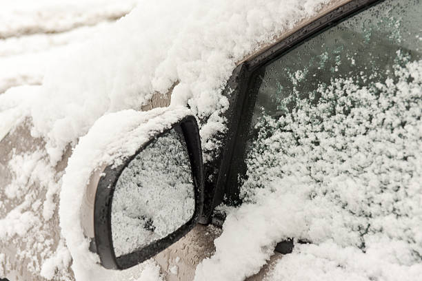 istock Cars covered with fresh white snow 511017030
