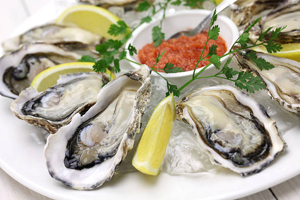 新鮮なカキプレート - prepared oysters ストックフォトと画像