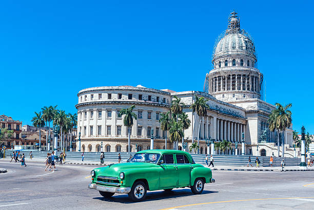 zielony stary amerykański samochód w hawanie street - cuba cuban culture car collectors car zdjęcia i obrazy z banku zdjęć