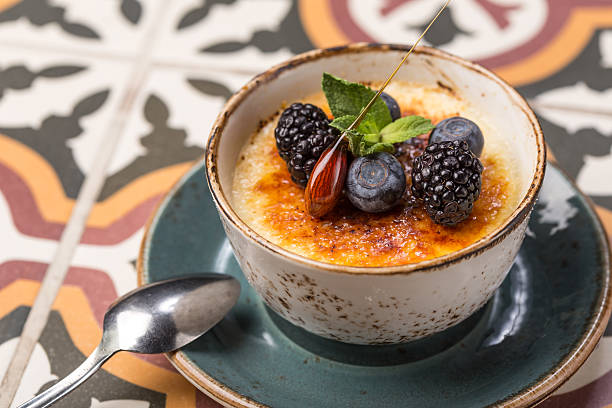 crème brûlée dessert con frutti di bosco - brule foto e immagini stock