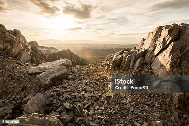 Photo libre de droit de Rocheux Montagne Et Le Coucher De Soleil banque d'images et plus d'images libres de droit de Roc - Roc, Montagne, Caillou