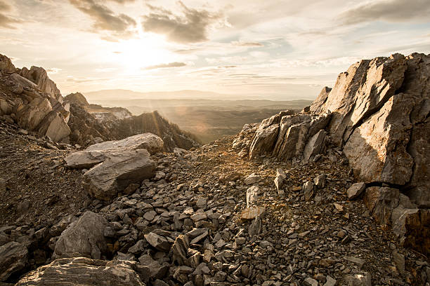 rochoso montanha e pôr do sol - extreme terrain imagens e fotografias de stock