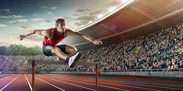 atleta masculino vallas de carrera - hurdling hurdle running track event fotografías e imágenes de stock