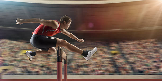masculino atleta de desporto de competição corrida de barreiras - hurdling hurdle running track event imagens e fotografias de stock
