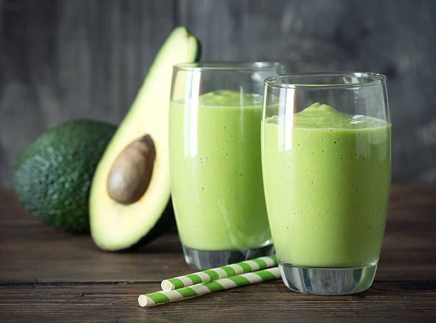 smoothie à l'avocat - green smoothie smoothie nutritional supplement leaf vegetable photos et images de collection