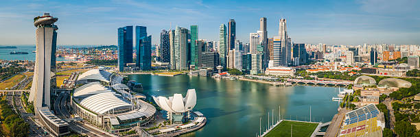 ダウンタウンのビジネス街を見下ろすシンガポールマリーナベイ未来的な超高層ビルの街並みのパノラマ - marina bay sands hotel architecture asia travel destinations ストックフォトと画像