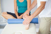 physiotherapeuten-die-patienten-bein.jpg?b=1&s=170x170&k=20&c=3sIaLDe9o-YETBxJsZy13sDhiWFw09abkBXRFfz6xCA=