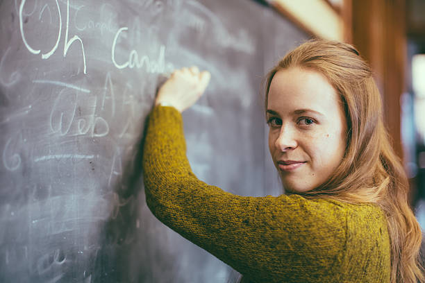 o canadá, himno, mujer estudiante escribir en pizarra - ironía fotografías e imágenes de stock