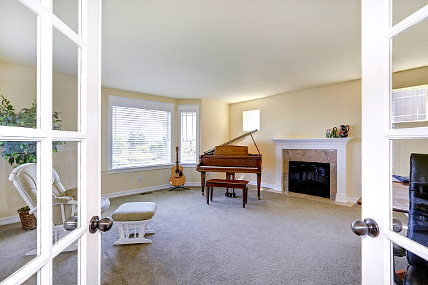 istock Room with fireplace, grand piano and guitar 511028525