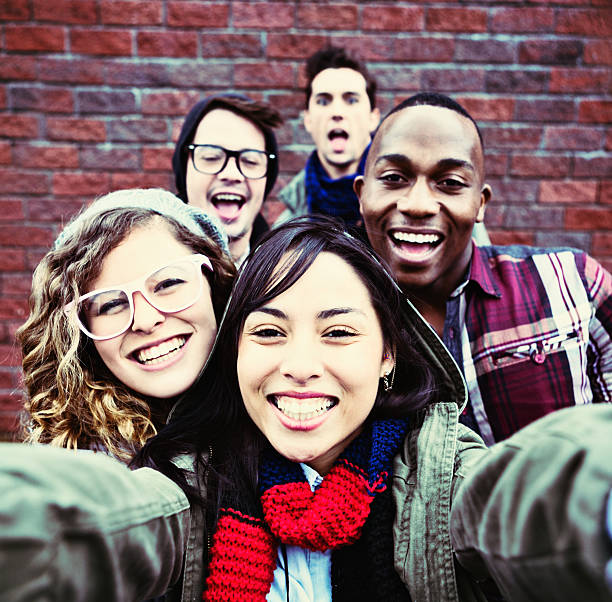 cinco jóvenes tomar selfie feliz sonriendo - correspondence waving horizontal outdoors fotografías e imágenes de stock