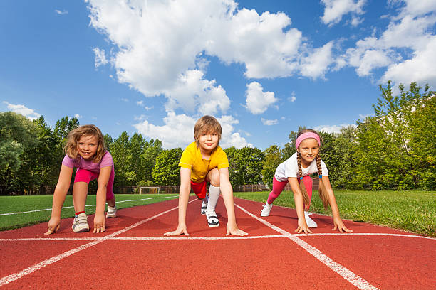 istock Smiling children on bending knees ready to run 511029793
