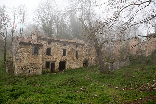 Abandonado aldea en francés pirineos - foto de stock