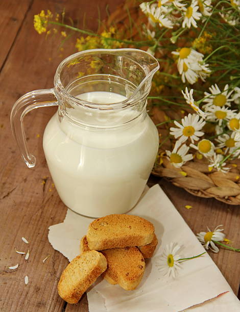 milch aus krug und brot - кувшин stock-fotos und bilder