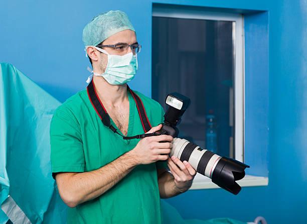 médico dando científica documentação - the game of operation imagens e fotografias de stock