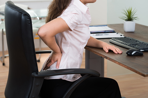 Mujer de negocios tener dolores espalda photo
