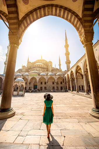 Mujer cerca de la Mezquita Azul en Estambul photo