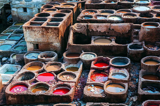 curtume em marrocos, couro tanneries, couro curtume, fez, marrocos - moroccan tannery - fotografias e filmes do acervo