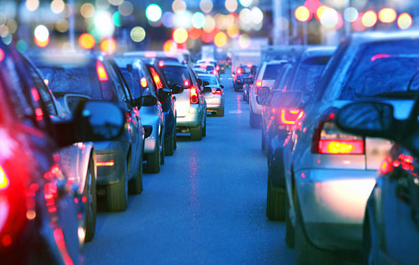 guidare lentamente in un ingorgo notturno, " ora - congested traffic foto e immagini stock
