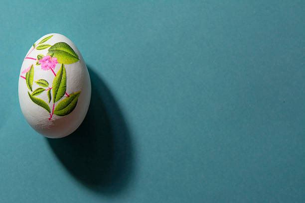 decoupage ovo de páscoa com flor papel de guardanapos vista superior - retro revival food easter napkin imagens e fotografias de stock
