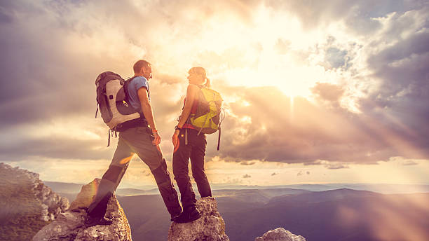 istock Couple on Top of a Mountain 511057626