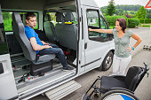 behinderte-junge-ist-abgeholt-schule-bus.jpg?b=1&s=170x170&k=20&c=7F-OF5ICqn76E1Sc1jqXxhohS8sJ-XCfo-3M3pj-EtU=