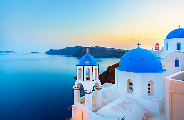 iglesia en oia en la isla de santorini, grecia - santorini greece church travel fotografías e imágenes de stock