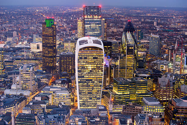 istock Business office building in London, England 511059618