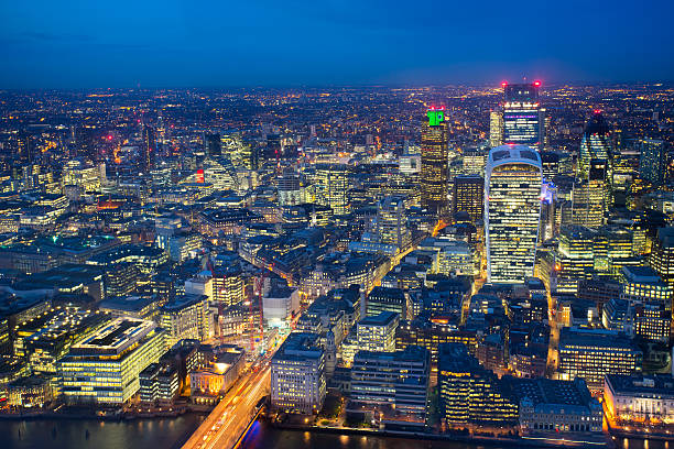 istock Business office building in London, England 511059680