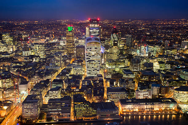istock Business office building in London, England 511059706